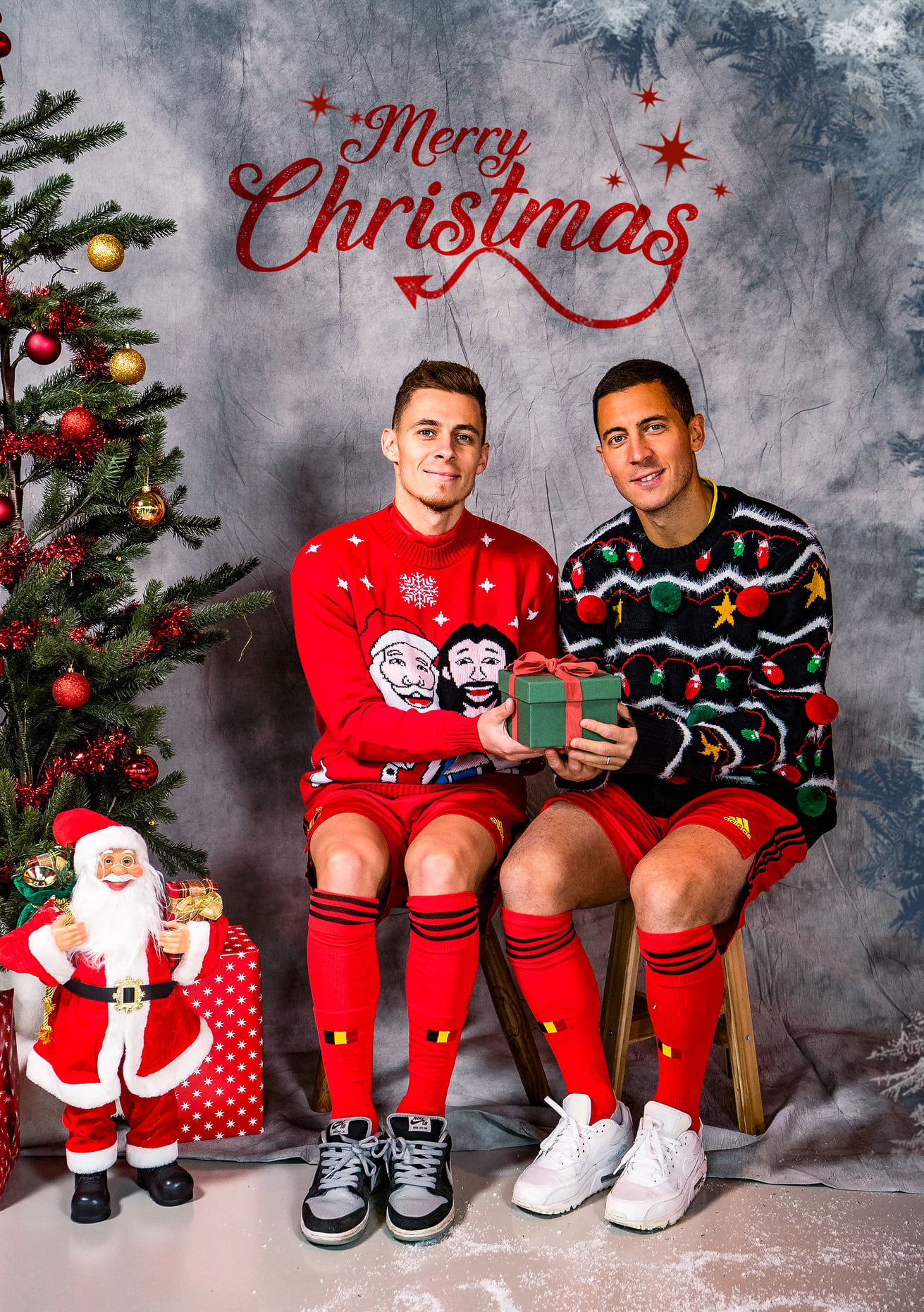 Belgian team's awkward Christmas photo shoot style: All male idols on the field but appear with effeminate visuals - Photo 4