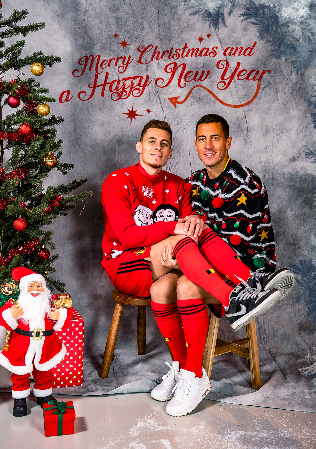 Belgian team's awkward Christmas photo shoot style: All male idols on the field but appear with effeminate visuals - Photo 3