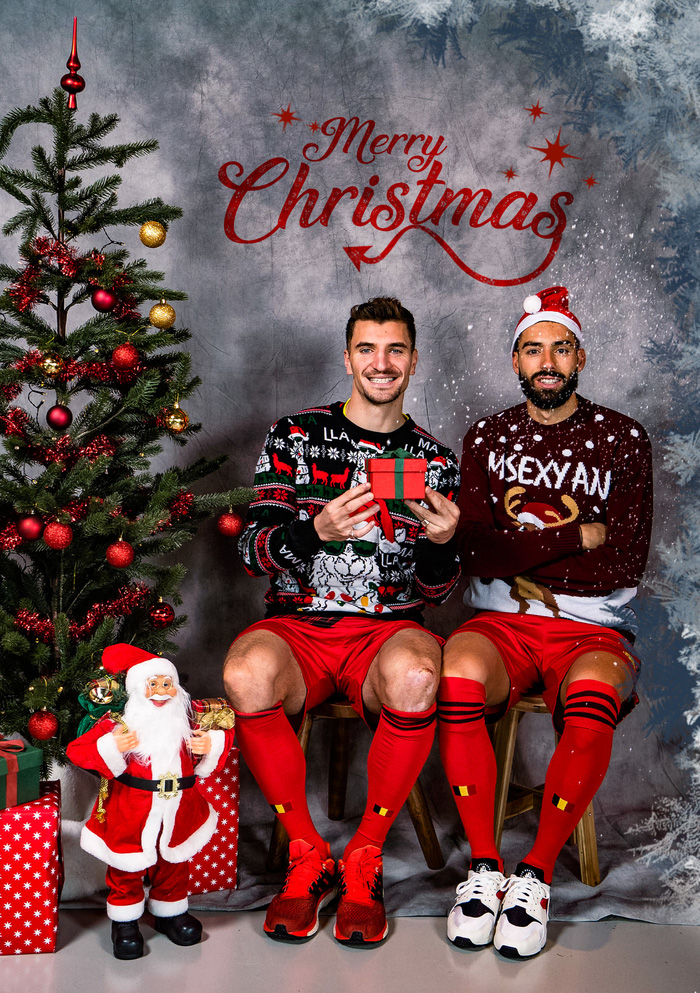 Belgian team's awkward Christmas photo shoot style: All male idols on the field but appear with effeminate visuals - Photo 8