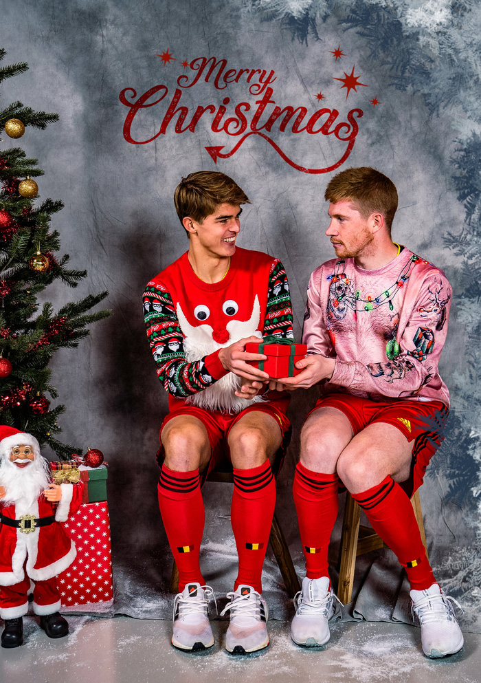 Belgian team's awkward Christmas photo shoot style: All male idols on the field but appear with effeminate visuals - Picture 2