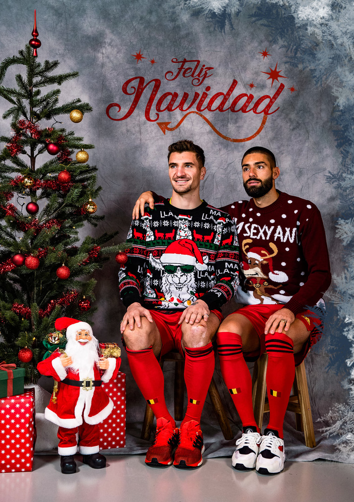 Belgian team's awkward Christmas photo shoot style: All male idols on the field but appear with effeminate visuals - Photo 7