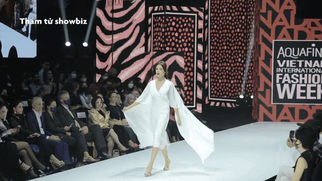 Loạt Bông hậu đổ bộ sàn catwalk: Nàng Hậu Quốc tế thăng hoa, nhưng màn xử lý sự cố của cô giáo Minh Tú mới là đỉnh nhất - Hình 15