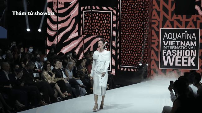 Loạt Bông hậu đổ bộ sàn catwalk: Nàng Hậu Quốc tế thăng hoa, nhưng màn xử lý sự cố của cô giáo Minh Tú mới là đỉnh nhất - Hình 10