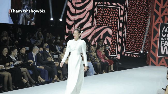 Loạt Bông hậu đổ bộ sàn catwalk: Nàng Hậu Quốc tế thăng hoa, nhưng màn xử lý sự cố của cô giáo Minh Tú mới là đỉnh nhất - Hình 12