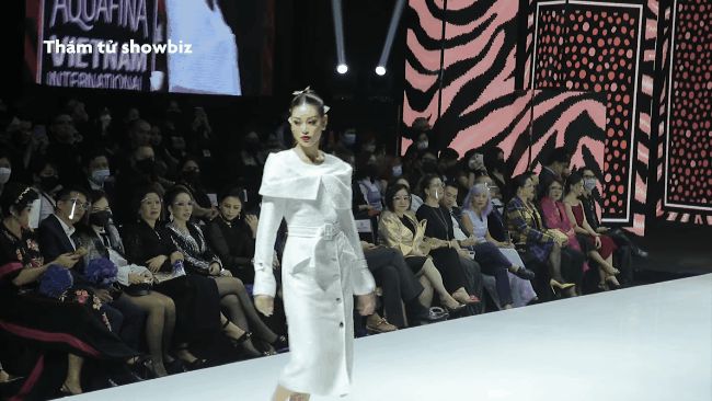 Loạt Bông hậu đổ bộ sàn catwalk: Nàng Hậu Quốc tế thăng hoa, nhưng màn xử lý sự cố của cô giáo Minh Tú mới là đỉnh nhất - Hình 11