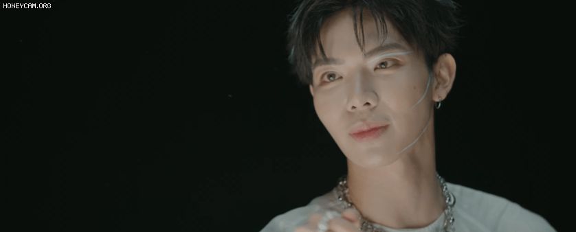 Rtee kết hợp với Erik và Phương Mỹ Chi trong MV debut solo, ám chỉ về việc b.ị đâ.m sau lưng bởi 1 số người từng thân thiết - Hình 3