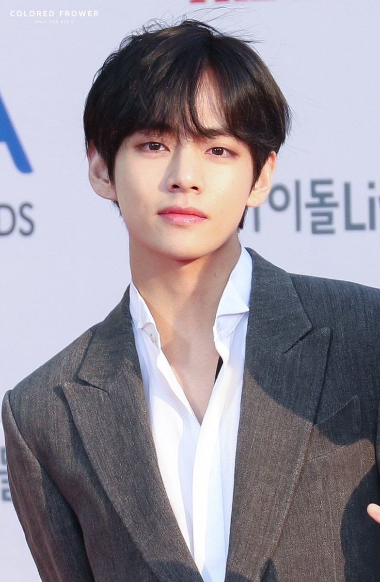 V (BTS) đứng Top 1 trending toàn cầu sau video cởi trần với ria mép, lộ ảnh hẹn hò với người bí ẩn - Hình 9