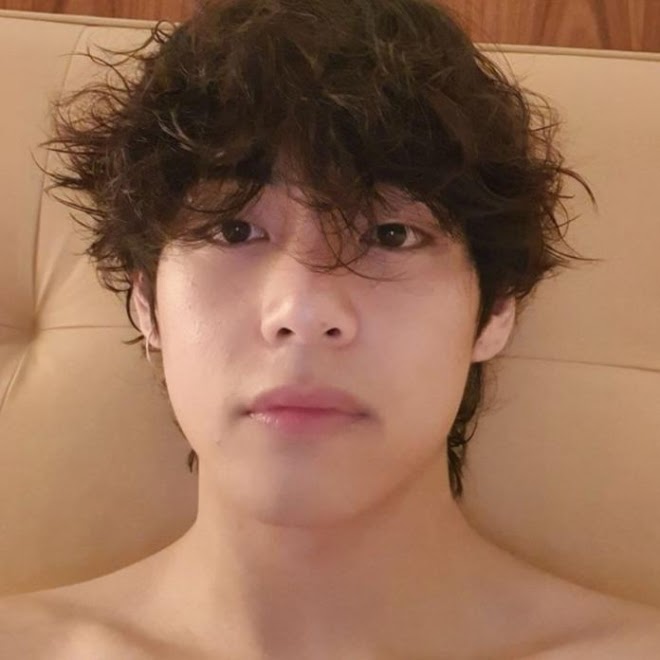 V (BTS) đứng Top 1 trending toàn cầu sau video cởi trần với ria mép, lộ ảnh hẹn hò với người bí ẩn - Hình 6