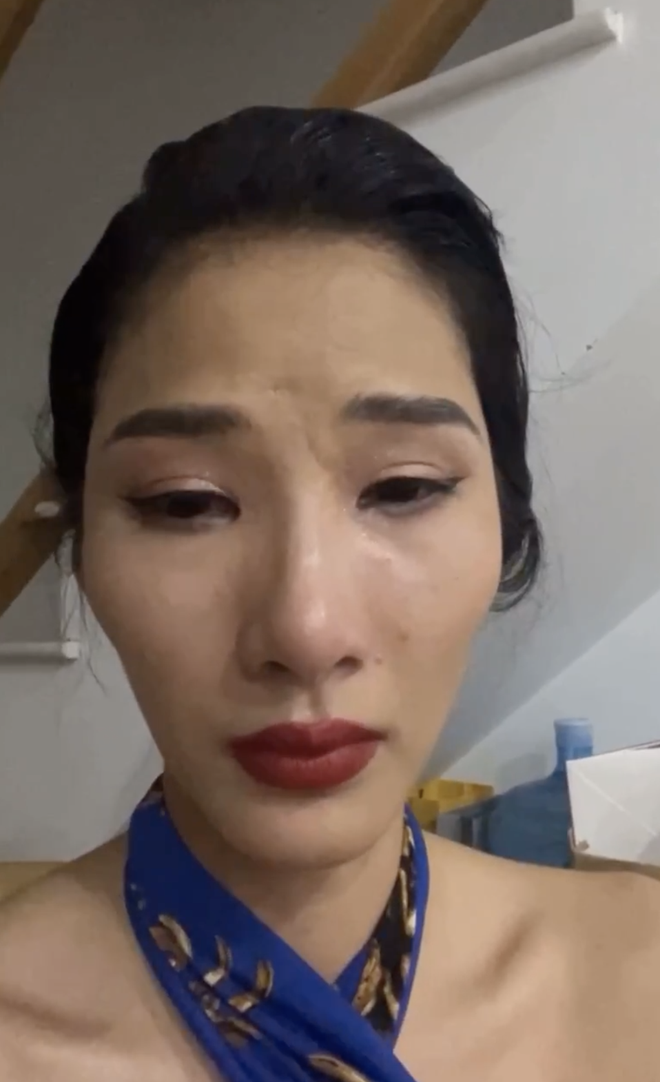Hoàng Thuỳ bỗng khóc nức nở tại livestream, có biến gì đây? - Hình 1