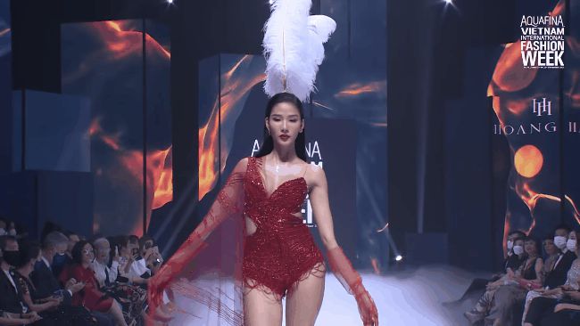 Hoàng Thùy khoe trọn đôi chân kiếm Nhật thẳng tắp, càn quét sàn catwalk của NTK Hoàng Hải - Hình 3