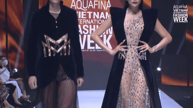 Hoàng Thùy khoe trọn đôi chân kiếm Nhật thẳng tắp, càn quét sàn catwalk của NTK Hoàng Hải - Hình 7