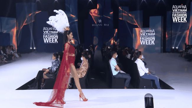 Hoàng Thùy khoe trọn đôi chân kiếm Nhật thẳng tắp, càn quét sàn catwalk của NTK Hoàng Hải - Hình 4