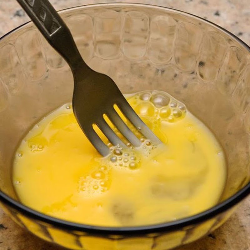 Сколько по времени готовить омлет. Омлет без молока. Омлет в духовке без молока. Взбитые яйца с молоком. Яичница молочная взбитая.