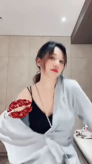 Hari Won diện trang phục sexy nhảy nhót cực sung, netizen chăm chăm soi vòng 2 vì lí do này? - Hình 2