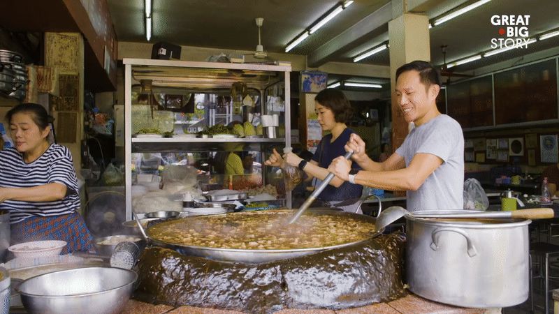 Đun đi đun lại nồi nước dùng suốt gần 50 năm, tràn ra đóng cục ở xung quanh nhưng nhà hàng vẫn hút khách nườm nượp - Hình 1