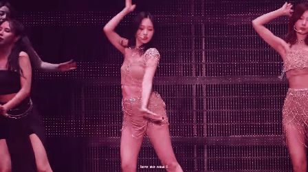 Mina (TWICE) chật vật với bộ outfit siết chặt body khiến fan kêu trời: Đồ của vũ công phụ hoạ còn đẹp hơn - Hình 2