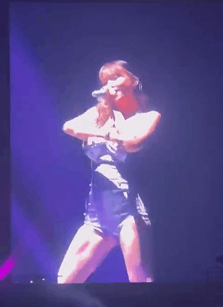 Có phải Momo (TWICE) không vậy: Hát live cực đã tai, vũ đạo và body bốc lửa khiến fan không chịu nổi! - Hình 1