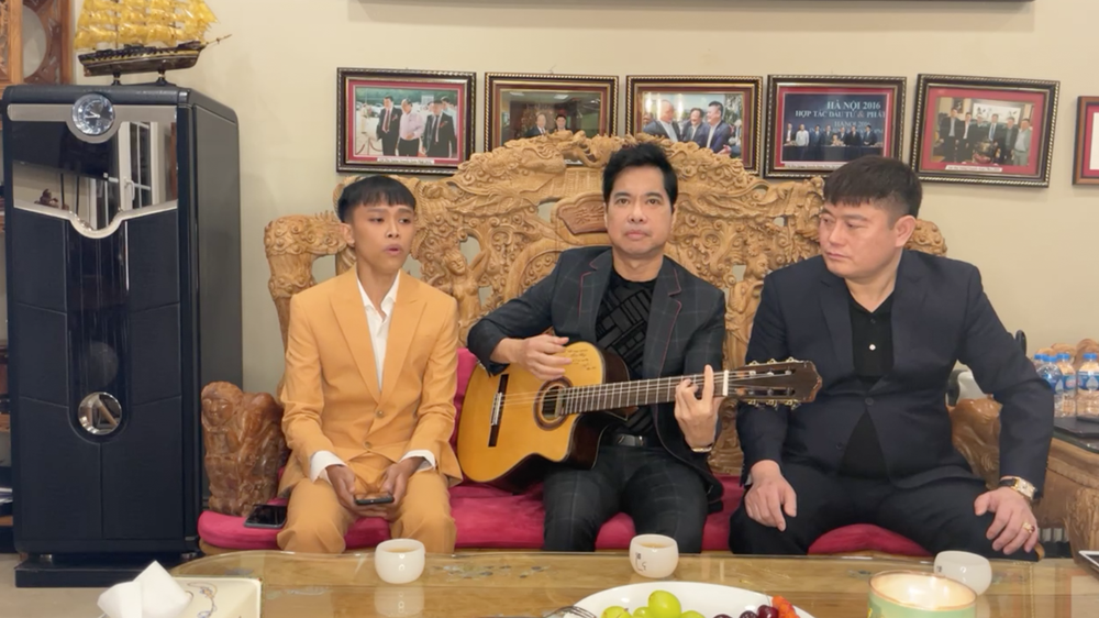 Hồ Văn Cường đại náo showbiz, hát live cùng danh ca Ngọc Sơn và Bầu Thuỵ - Hình 2