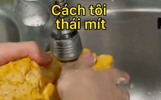 Khi cô gái Tây làm con dâu Việt Nam và phải đi bổ mít: Chồng nhìn mà tuyệt vọng còn dân mạng cười ra nước mắt - Hình 1