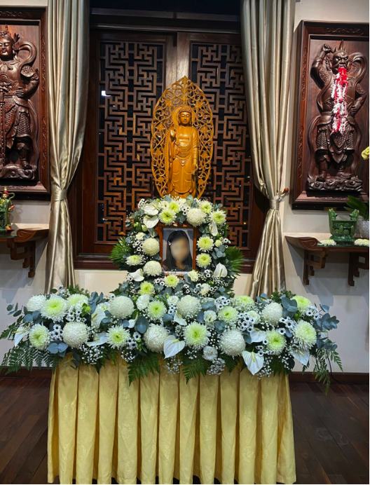 Lễ cầu siêu đẫm nước mắt của bé 8 tuổi bị dì ghẻ bạo hành, không khí tang thương bao trùm - Hình 4