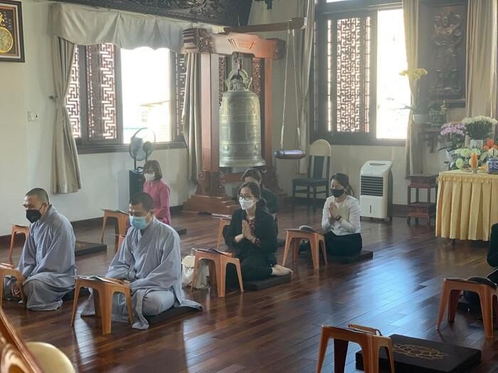 Lễ cầu siêu đẫm nước mắt của bé 8 tuổi bị dì ghẻ bạo hành, không khí tang thương bao trùm - Hình 2