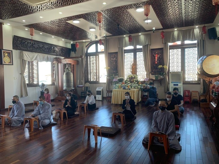 Lễ cầu siêu đẫm nước mắt của bé 8 tuổi bị dì ghẻ bạo hành, không khí tang thương bao trùm - Hình 7