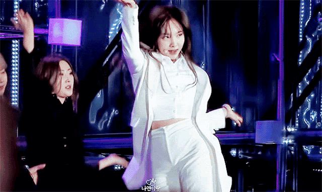 Nayeon (TWICE) thường xuyên ngã chổng vó trên sân khấu, lý do đau lòng nhưng nonfan ít ai biết - Hình 1