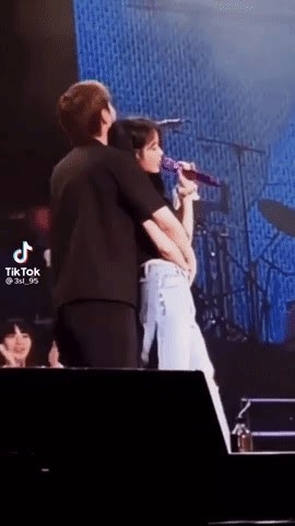 RM (BTS) lộ cả tá hint hẹn hò tiểu thư tài phiệt, HYBE đáp trả đúng một câu - Hình 2
