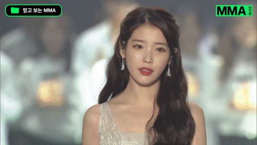 IU khoe visual đẹp bền vững tại MMA 2021, ôm 1 đống cúp về nhà và gây ấn tượng với một sân khấu đặc biệt - Hình 16