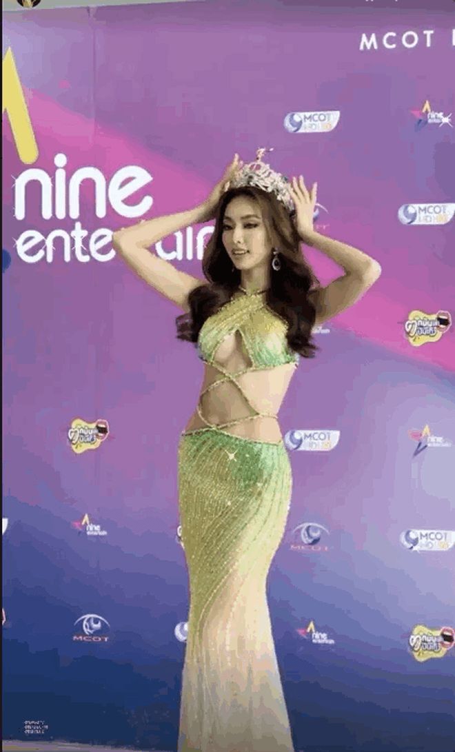 Họp báo Miss Grand: Thuỳ Tiên mặc lại váy dạ hội sexy nghẹt thở đọ sắc bên dàn chị em, 1 Á hậu mất tích vì lý do gì? - Hình 3