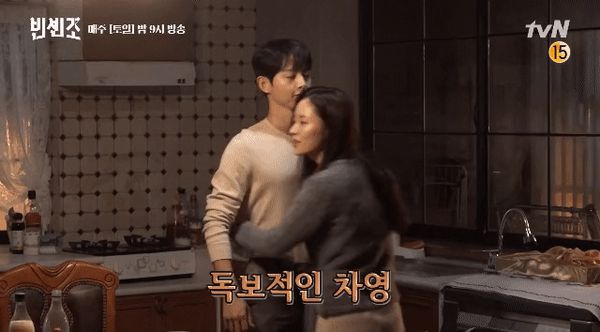 Song Joong Ki và Jeon Yeo Bin lộ 1001 hint đáng ngờ: Ôm hôn không rời ở hậu trường, phát cẩu lương ngay trên siêu thảm đỏ - Hình 4