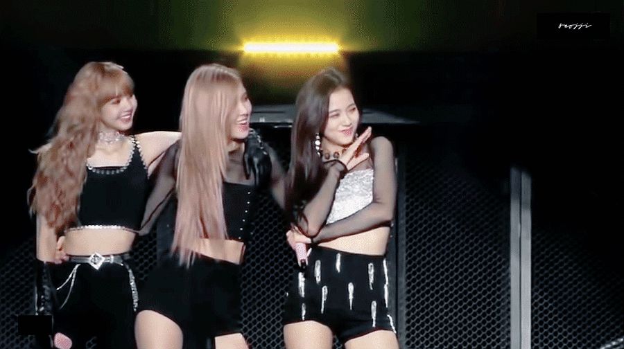 BLACKPINK khoe visual đỉnh cao cùng dàn vũ công nữ, ai ngờ fan chỉ chăm chăm vào bàn tay hư của Jennie và Lisa - Hình 11