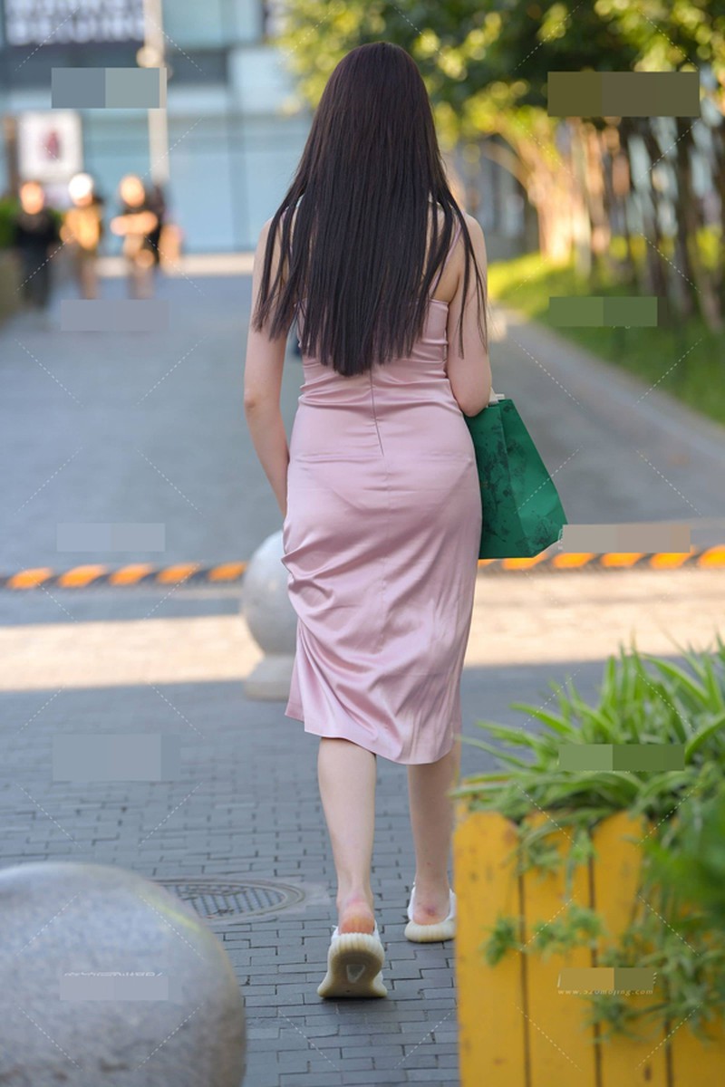 Bỗng một ngày, người đẹp cuồng váy bó sát như Hà Hồ lại chỉ diện trang phục  giấu vòng 2, netizen không soi ra điểm bất thường mới lạ - TinNhac.com