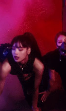 Sáng mùng 1, Lisa (BLACKPINK) đã tung video đốt mắt: Không hở bạo vẫn sexy nghẹt thở, đường cong xứng danh thánh body - Hình 9