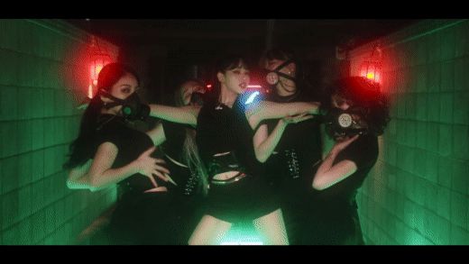 Knet nức nở trước video dance đẳng cấp của Lisa (BLACKPINK): Hoành tráng chẳng kém MV, tỷ lệ cơ thể vô thực gâ.y số.c - Hình 6