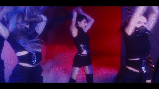 Knet nức nở trước video dance đẳng cấp của Lisa (BLACKPINK): Hoành tráng chẳng kém MV, tỷ lệ cơ thể vô thực gâ.y số.c - Hình 5