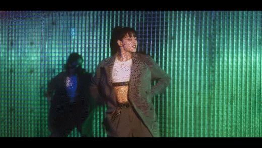 Knet nức nở trước video dance đẳng cấp của Lisa (BLACKPINK): Hoành tráng chẳng kém MV, tỷ lệ cơ thể vô thực gâ.y số.c - Hình 4