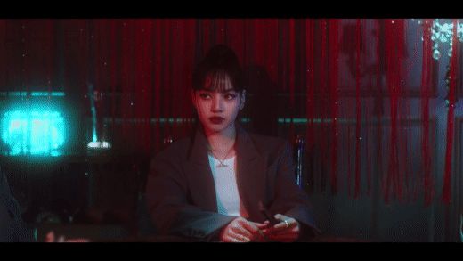 Knet nức nở trước video dance đẳng cấp của Lisa (BLACKPINK): Hoành tráng chẳng kém MV, tỷ lệ cơ thể vô thực gâ.y số.c - Hình 3