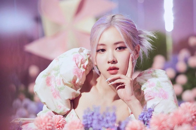 Rosé là một trong những thành viên của BLACKPINK, cô nàng gây ấn tượng với giọng hát ngọt ngào, ngoại hình xinh đẹp và phong cách trình diễn đầy tài năng. Với sự nổi tiếng ngày càng tăng cao của Rosé, fan hâm mộ không thể bỏ qua bất kỳ khoảnh khắc nào của cô nàng trong suốt sự nghiệp ca hát. Hãy xem ngay hình ảnh đính kèm để đắm chìm trong thế giới của Rosé.