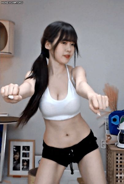 Tuyên bố nghỉ livestream chữa thoát vị đĩa đệm, nữ streamer xinh đẹp gây hoang mang khi tái xuất với vòng một ấn tượng - Hình 6