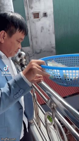 Ông bố lì xì con cháu bằng cơn mưa tiền gây sốt, nhưng hành động này lại gây tranh cãi khi chẳng thể hiểu mục đích để làm gì? - Hình 1