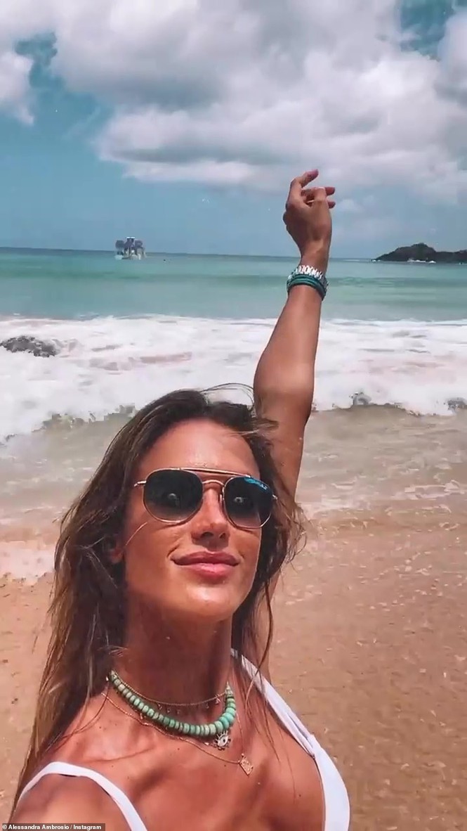 Siêu mẫu Alessandra Ambrosio đẹp ngất ngây với bikini hút hồn phái mạnh - Hình 7