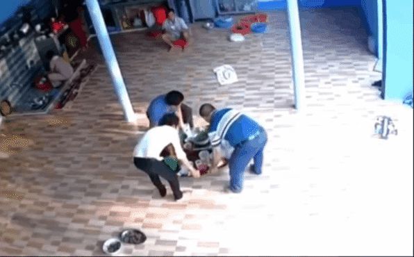 CLIP: 2 người đàn ông ngã úp mặt vào mâm cỗ, camera bóc trần thủ phạm khó lường - Hình 1