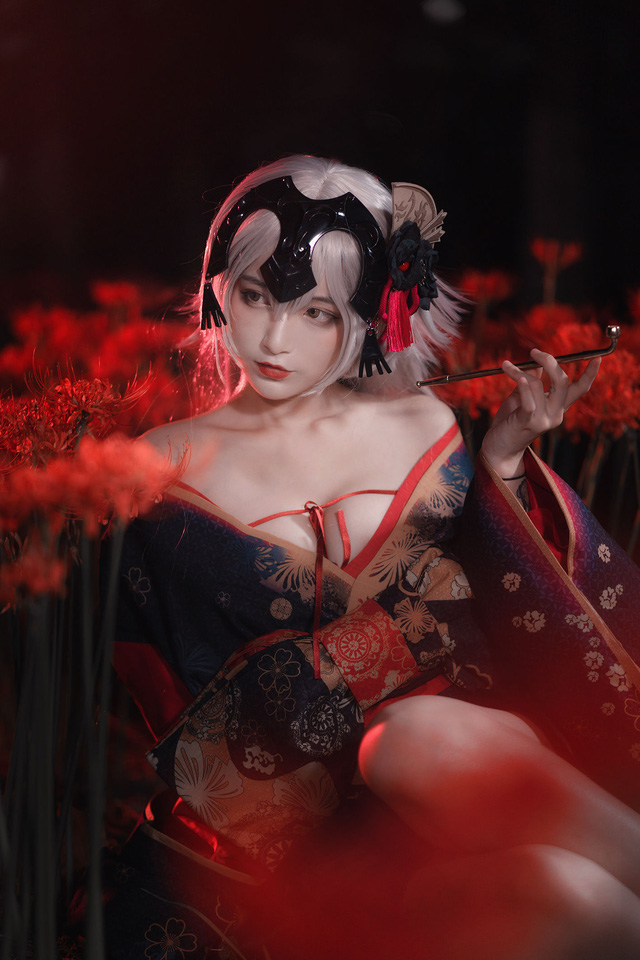 Mãn nhãn ngắm mỹ nhân Fate/Grand Order diện trang phục khoe vòng 1 hờ hững bên hoa bỉ ngạn - Hình 3