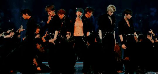 Netizen bình chọn màn biểu diễn ngang ngược nhất Kpop: Boygroup sexy hàng đầu gen 3 biểu diễn bài của nhóm nhi đồng nhà SM? - Hình 2