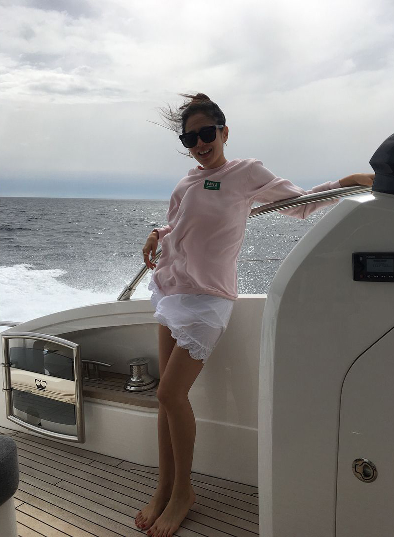 4 món đồ đắt nhất từng được Son Ye Jin chia sẻ trên trang cá nhân: Chiếc áo sơmi đắt gấp 3 lần bộ đầm gợi cảm - Hình 6