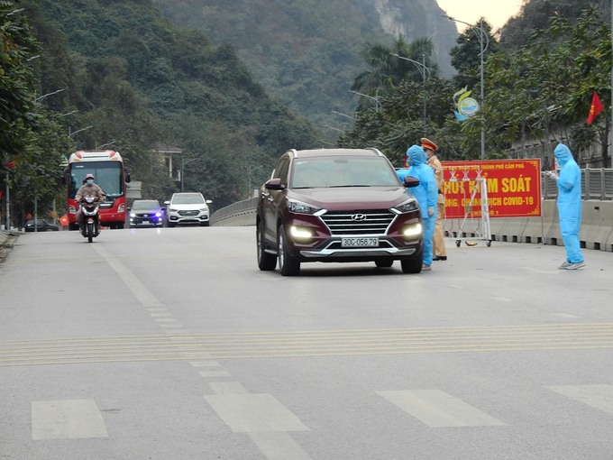 Ba người đi thuyền máy trốn chốt kiểm soát - Hình 1