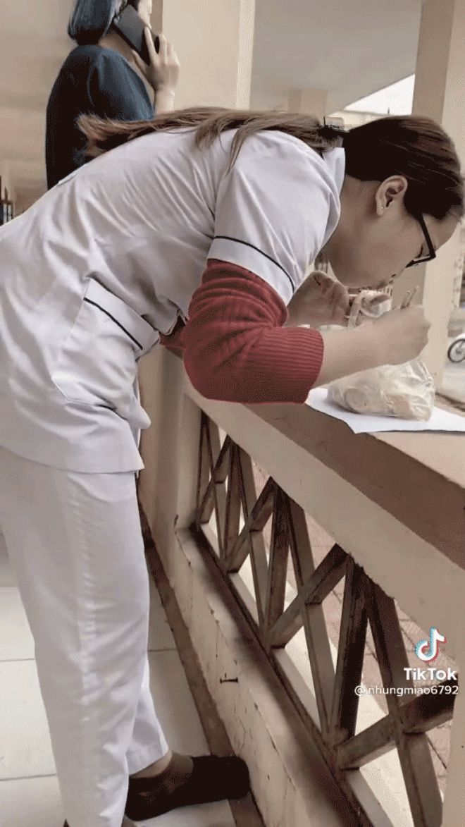 Bữa sáng ăn vội của y bác sĩ bên trong khu cách ly ở Hải Dương khiến ai xem xong cũng cảm động - Hình 3