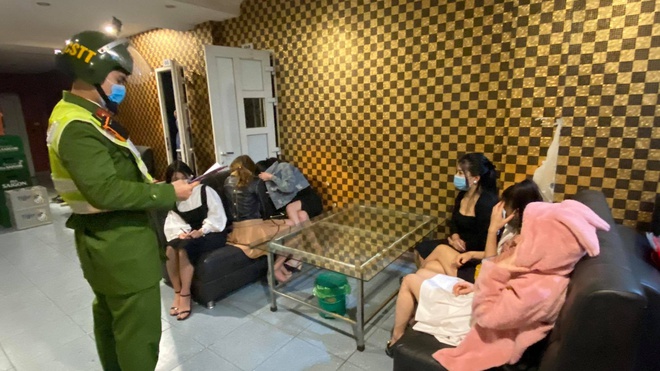 Chủ quán và người hát karaoke ở Hạ Long bị phạt 43 triệu - Hình 1