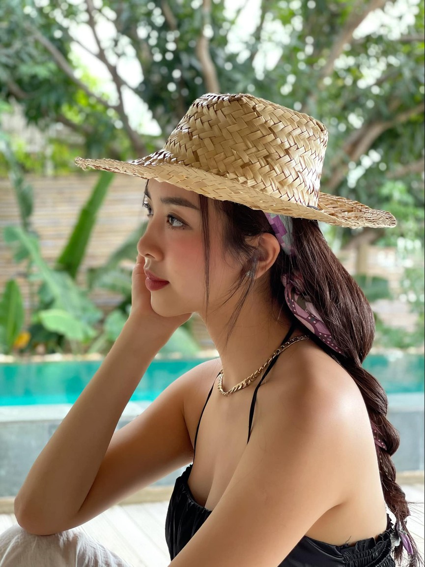 Đụng hàng chiếc váy xanh cúp ngực sexy, Hoàng Thuỳ-Minh Tú đẹp bất phân thắng bại - Hình 14